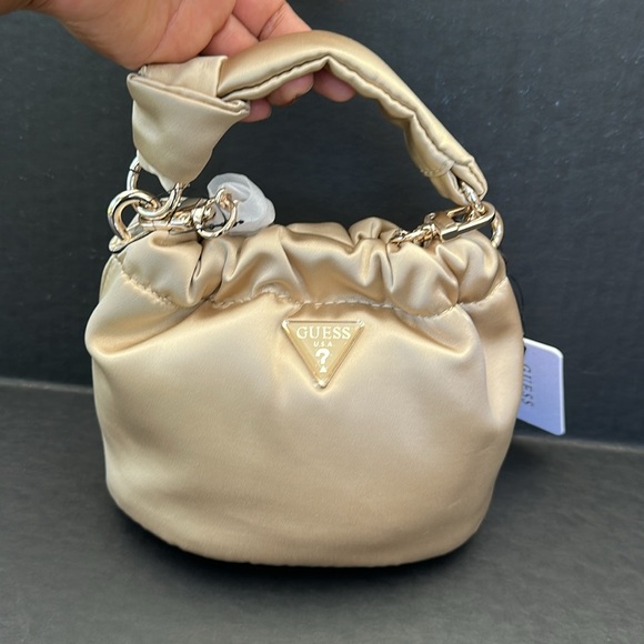 Guess Gold Shoulder Bag with Elegant Design - Picture 4 of 7